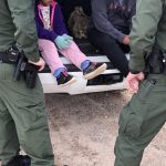 Fotografía de arch donde aparecen dos agentes de la Patrulla Fronteriza mientras atienden a unos niños en un punto del área conocido como Quitobaquito, en la frontera de Arizona con México (EE.UU.). ivo EFE/Paula Díaz