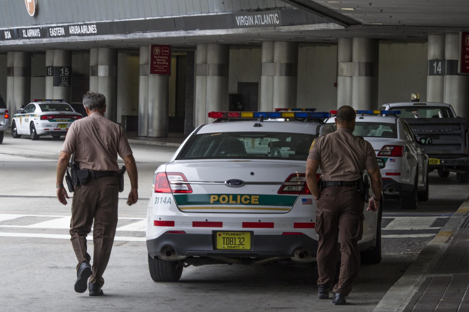 Policías caminan en las Instalaciones del Aeropuerto Internacional de Miami. Imagen de archivo. EFE/Giorgio Viera