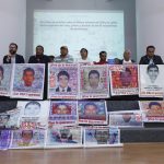 Familiares de los 43 normalistas desaparecidos de Ayotzinapa asisten hoy, para fijar su posición del sexto y último informe del Grupo Interdisciplinario de Expertos Independientes (GIEI), durante una conferencia de prensa en Ciudad de México (México). EFE/Mario Guzmán