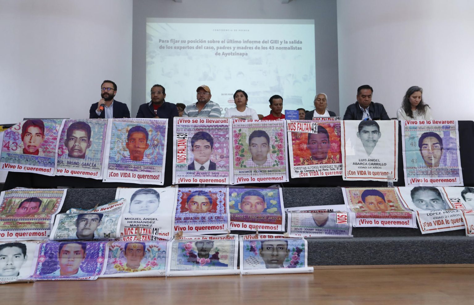 Familiares de los 43 normalistas desaparecidos de Ayotzinapa asisten hoy, para fijar su posición del sexto y último informe del Grupo Interdisciplinario de Expertos Independientes (GIEI), durante una conferencia de prensa en Ciudad de México (México). EFE/Mario Guzmán