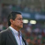 Fotografía de archivo, tomada el pasado 7 de junio, en la que se registró al seleccionador del equipo nacional masculino de fútbol de Guatemala, el mexicano Luis Fernando Tena, en el estadio El Kraken, en Mazatlán (México). EFE/Francisco Guasco