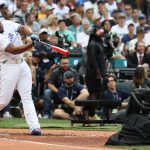 Vladimir Guerrero Jr., de los Azulejos de Toronto, batea un jonrón durante el T-Mobile Home Run Derby en el T-Mobile Park en Seattle. EFE/EPA/ANTHONY BOLANTE