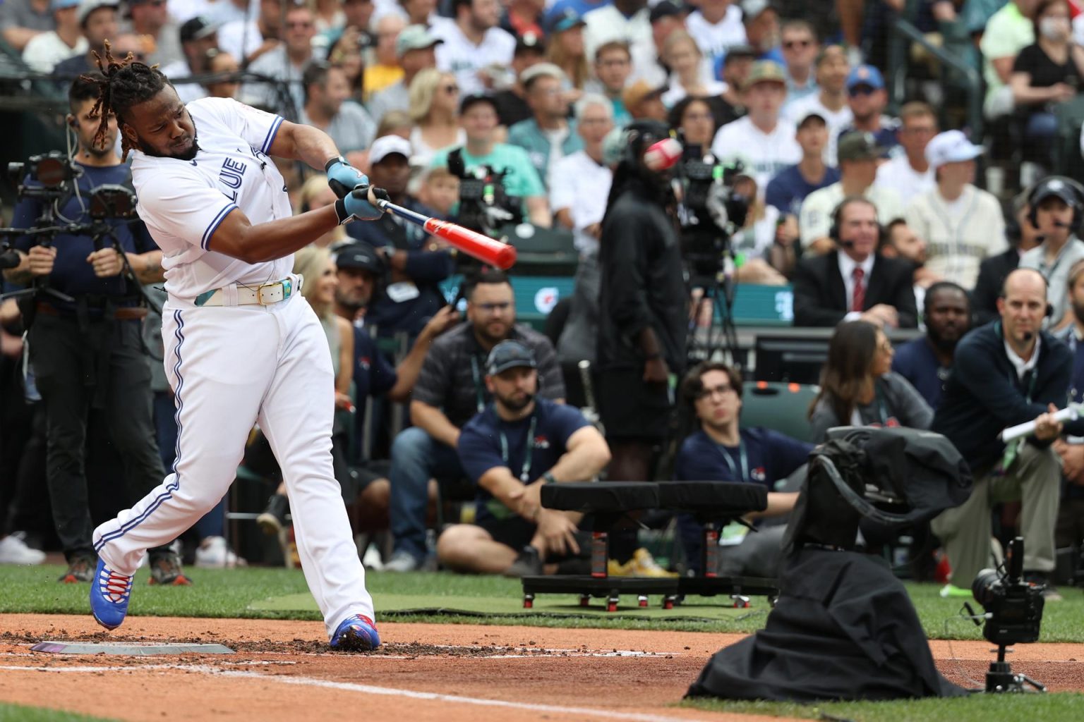 Vladimir Guerrero Jr., de los Azulejos de Toronto, batea un jonrón durante el T-Mobile Home Run Derby en el T-Mobile Park en Seattle. EFE/EPA/ANTHONY BOLANTE