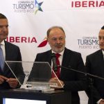 Fotografía de archivo del gobernador de Puerto Rico, Pedro Pierluisi (i); el director ejecutivo de la Compañía de Turismo de Puerto Rico (CTPR), Carlos Mercado (d), y el director de Ventas LATAM y Acuerdos Institucionales de Iberia, Víctor Moneo (c), hablan previo a la firma de un acuerdo para promocionar la isla en Europa celebrado en San Juan, Puerto Rico. EFE/Thais Llorca