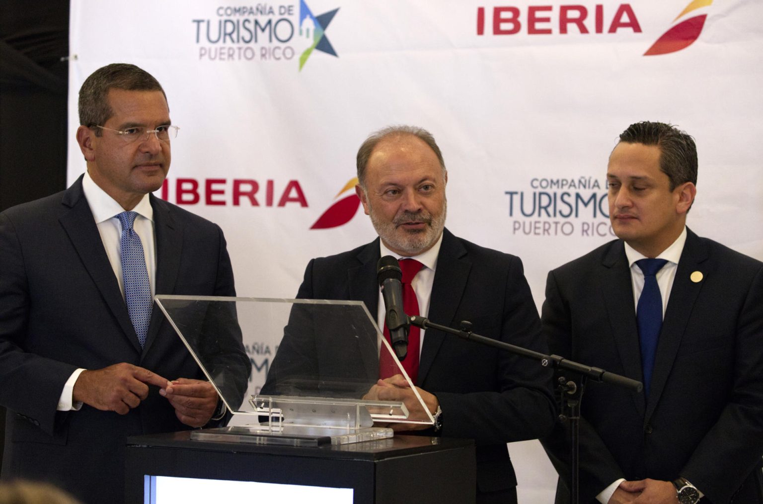 Fotografía de archivo del gobernador de Puerto Rico, Pedro Pierluisi (i); el director ejecutivo de la Compañía de Turismo de Puerto Rico (CTPR), Carlos Mercado (d), y el director de Ventas LATAM y Acuerdos Institucionales de Iberia, Víctor Moneo (c), hablan previo a la firma de un acuerdo para promocionar la isla en Europa celebrado en San Juan, Puerto Rico. EFE/Thais Llorca