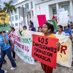 Decenas de miembros de la comunidad migrante que trabaja en las zonas agrícolas del sur del Estado de Florida (EE.UU.). fueron regitrados este sábado, 1 de julio, al protestar por la entrada en vigor de la ley antiinmigrante SB1718, en Homestead (Florida, EE.UU.) EFE/Cristóbal Herrera