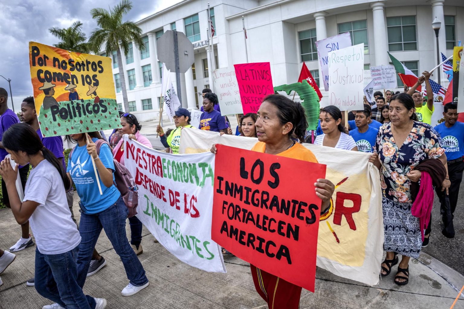 Decenas de miembros de la comunidad migrante que trabaja en las zonas agrícolas del sur del Estado de Florida (EE.UU.). fueron regitrados este sábado, 1 de julio, al protestar por la entrada en vigor de la ley antiinmigrante SB1718, en Homestead (Florida, EE.UU.) EFE/Cristóbal Herrera