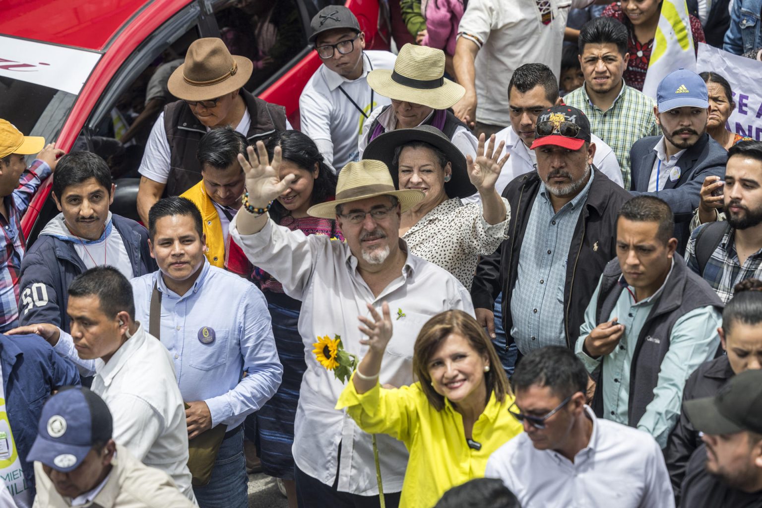 Fotografía de archivo del candidato progresista del partido Movimiento Semilla, Bernardo Arévalo (c), celebrando un mitin con sus seguidores en el municipio de Santa María de Jesús (Guatemala). EFE/Esteban Biba