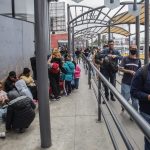 Fotografía que muestra migrantes en el puerto fronterizo de San Ysidro, en la ciudad de Tijuana (México). Imagen de archivo. EFE/Joebeth Terríquez