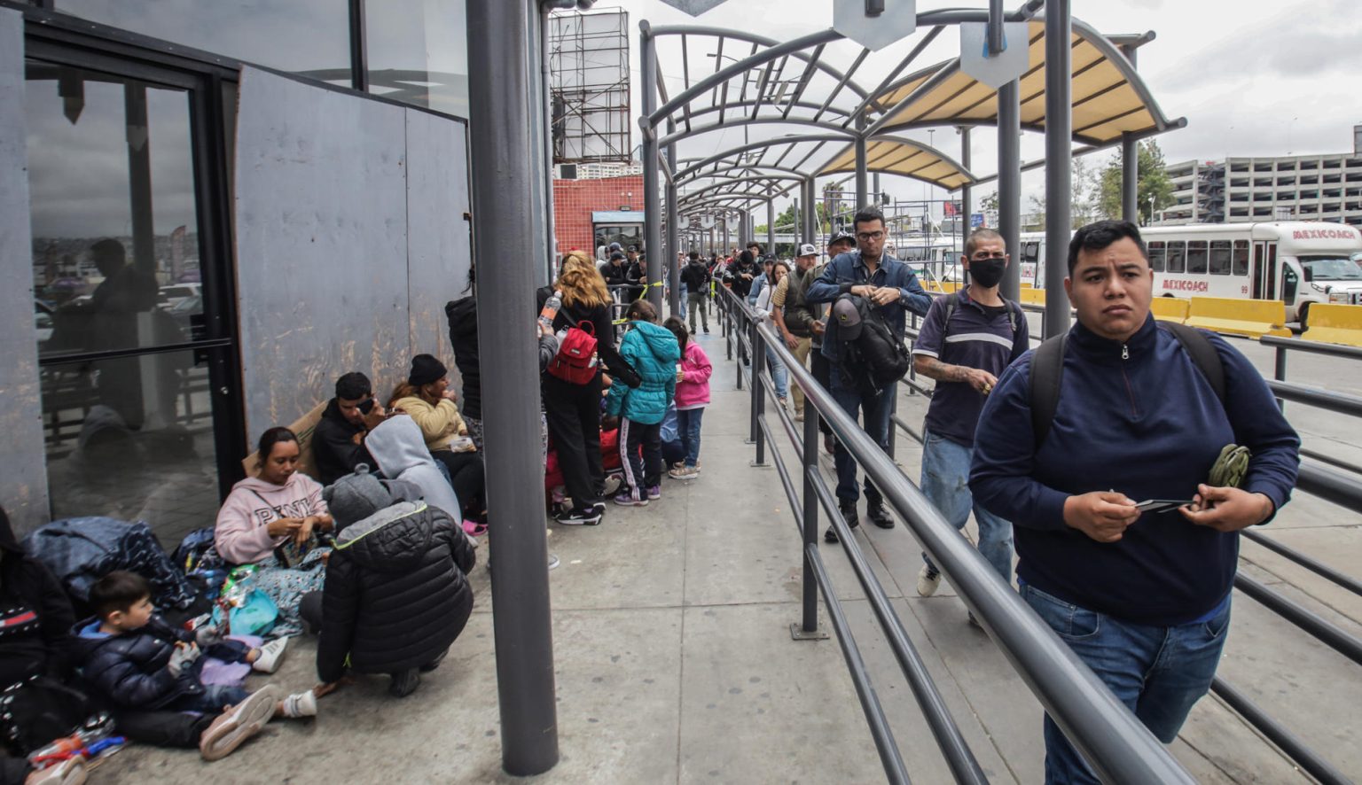 Fotografía que muestra migrantes en el puerto fronterizo de San Ysidro, en la ciudad de Tijuana (México). Imagen de archivo. EFE/Joebeth Terríquez