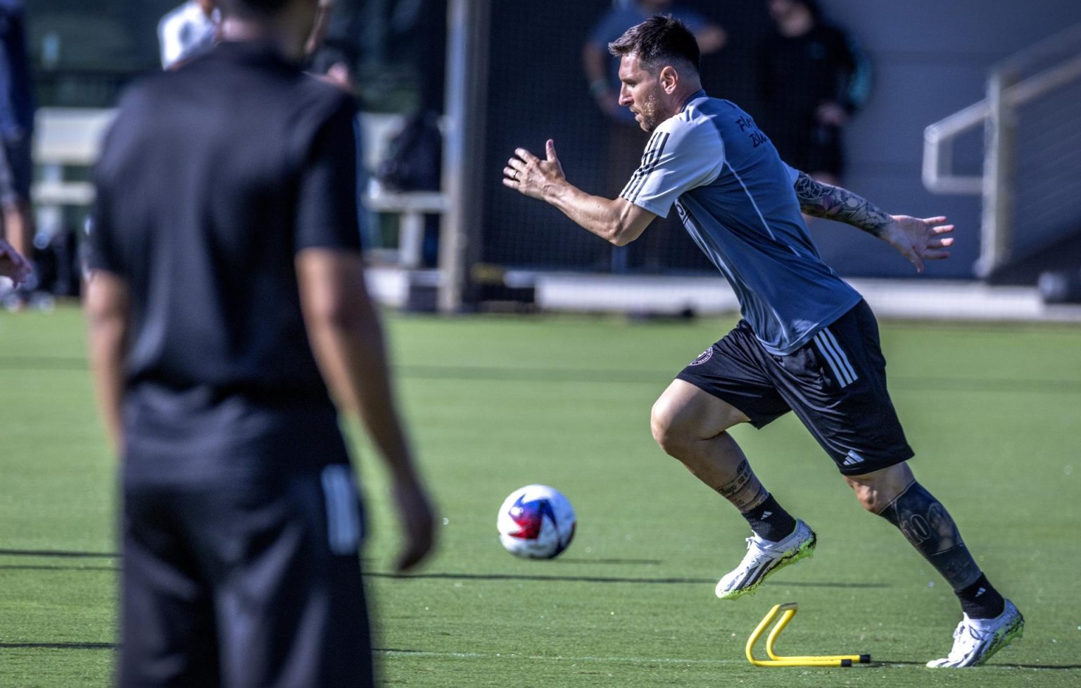 El argentino Lionel Messi (d) participa en un entrenamiento del Inter Miami CF en Fort Lauderdale, Florida, este 18 de julio de 2023. EFE/Cristóbal Herrera