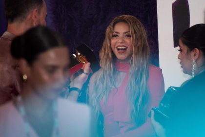 Shakira saluda a su llegada al Media Center de los Premios Juventud, en el Coliseo de Puerto Rico, en San Juan (Puerto Rico). EFE/ Enid M. Salgado