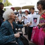 La presidenta de las Abuelas de Plaza de Mayo de Argentina, Estela de Carlotto (i), saluda hoy a madres mexicanas de desaparecidos, durante una reunión en la Ciudad de México (México). EFE/Mario Guzmán