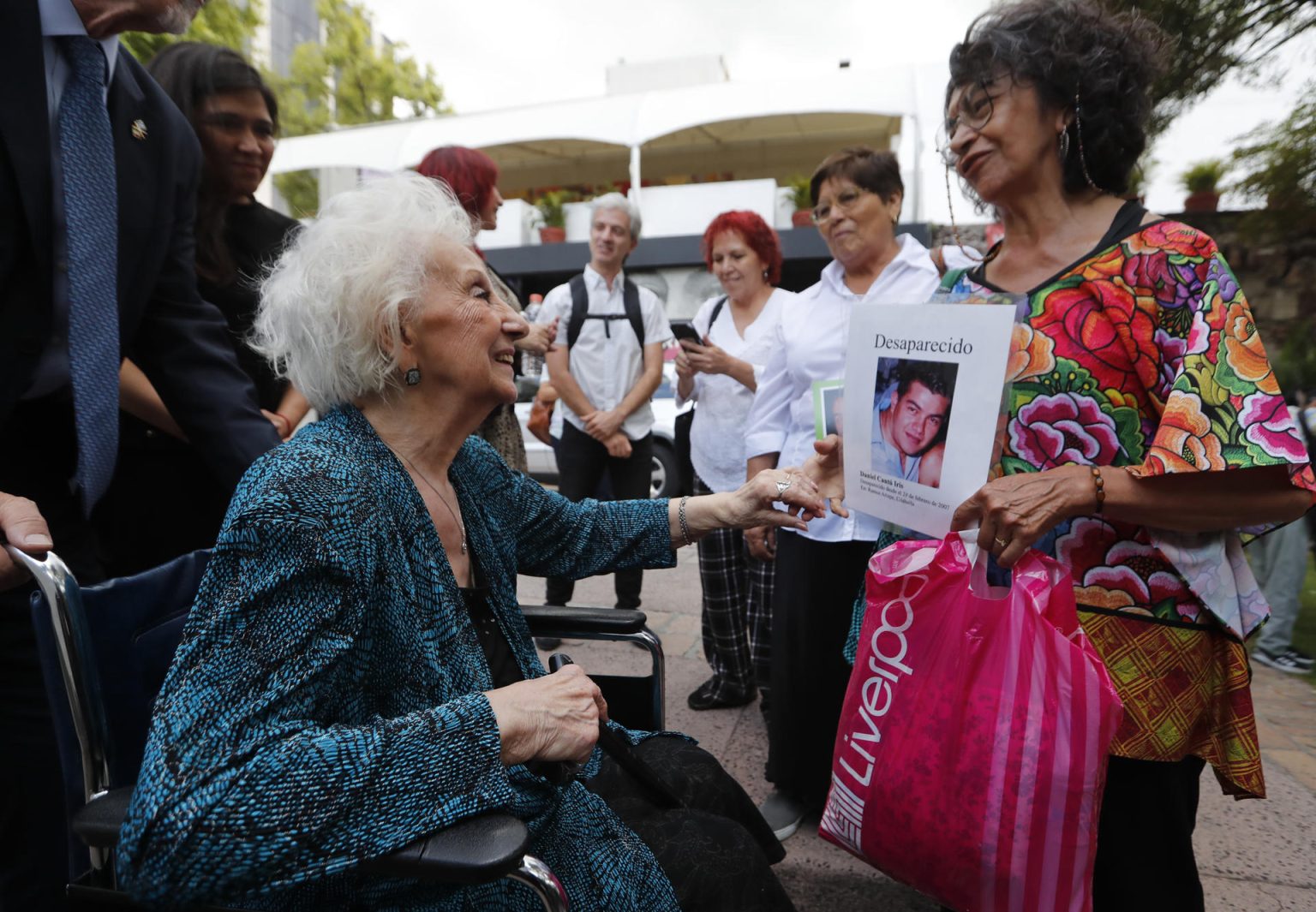 La presidenta de las Abuelas de Plaza de Mayo de Argentina, Estela de Carlotto (i), saluda hoy a madres mexicanas de desaparecidos, durante una reunión en la Ciudad de México (México). EFE/Mario Guzmán