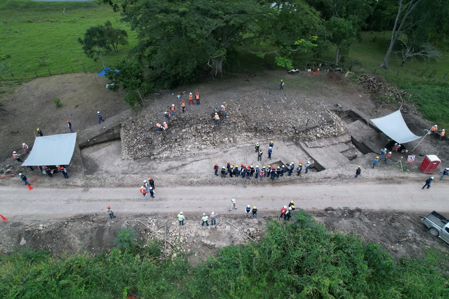 Fotografía de archivo de trabajadores que laboran en el salvamento arqueológico del tramo 1 de las obras de construcción del Tren Maya en el municipio de Palenque, estado de Chiapas (México). EFE/ Manuel López