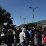 Pobladores protestan bloqueando la autopista Del Sol, hoy, en Chilpancingo (México). EFE/José Luis de la Cruz