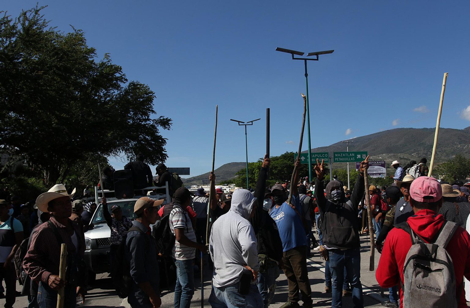 Pobladores protestan bloqueando la autopista Del Sol, hoy, en Chilpancingo (México). EFE/José Luis de la Cruz