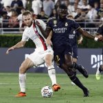 El centrocampista del Milan AC Tommaso Pobega (i) en acción contra el defensor del Real Madrid Antonio Rudiger (d) durante la segunda mitad del partido amistoso de fútbol entre el Real Madrid y el AC Milan. EFE/EPA/ETIENNE LAURENT