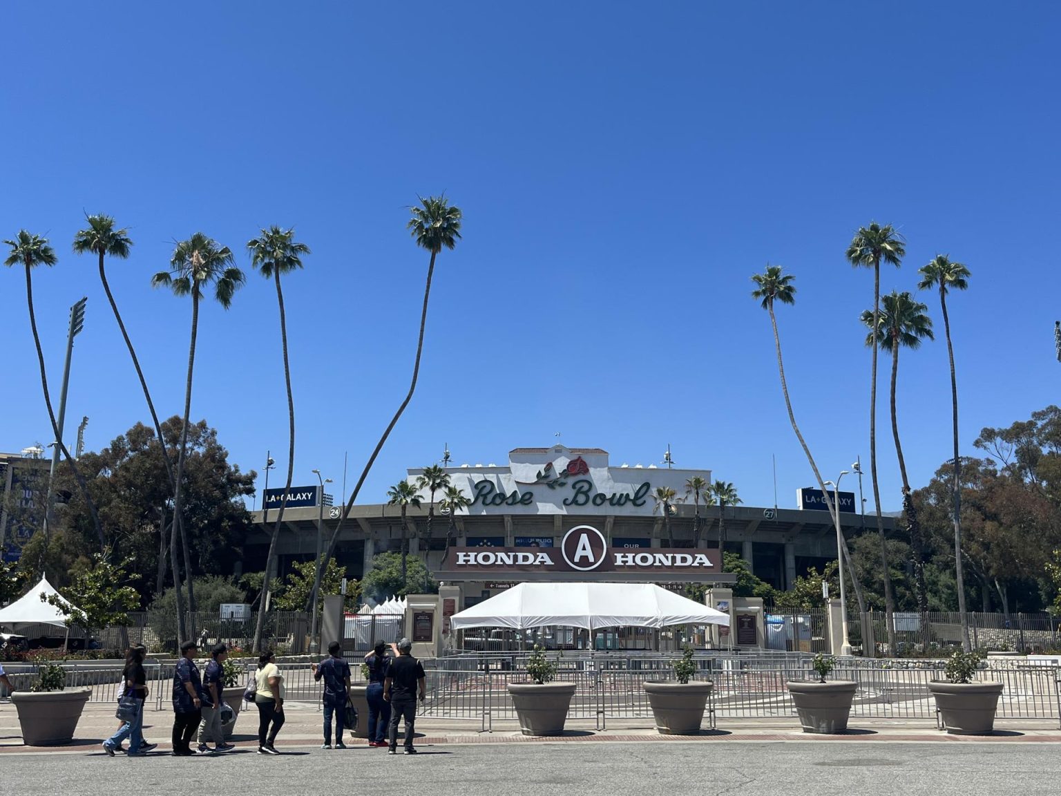 Vista hoy del estadio Rose Bowl previo al partido entre LA Galaxy y el Los Ángeles FC, que se convertirá en el de mayor asistencia de público en la historia de la MLS, en Pasadena, California (EE.UU.). EFE/Guillermo Azábal