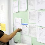 Fotografía de archivo donde se observa a una mujer mientras busca trabajo en un tablón de anuncios del centro de desempleo Workforce1 Career Center en Brooklyn, Nueva York, EEUU. EFE/Justin Lane