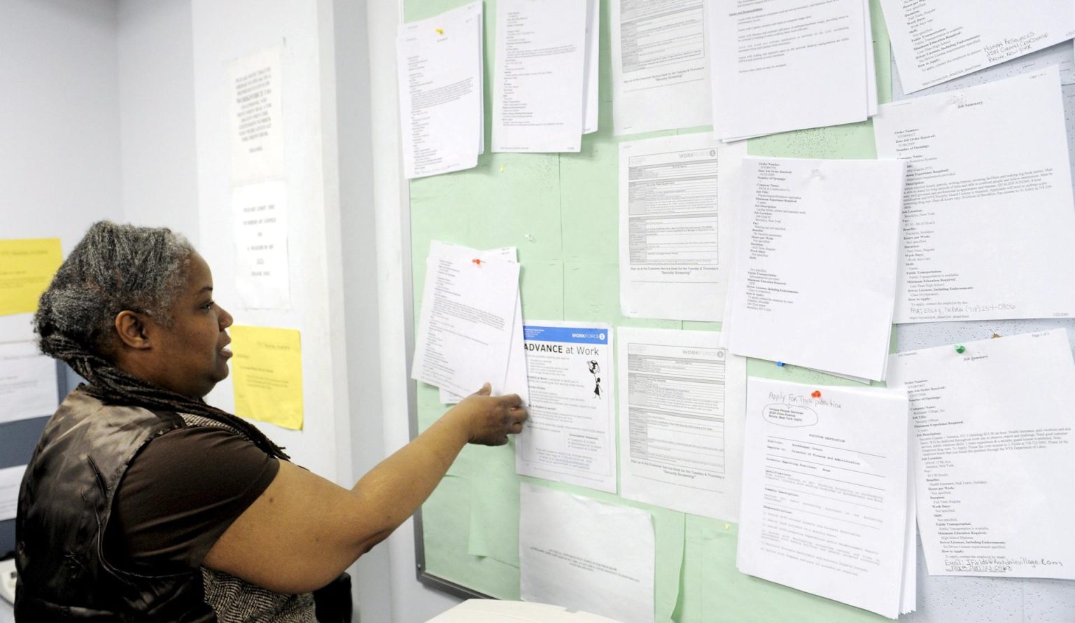 Fotografía de archivo donde se observa a una mujer mientras busca trabajo en un tablón de anuncios del centro de desempleo Workforce1 Career Center en Brooklyn, Nueva York, EEUU. EFE/Justin Lane