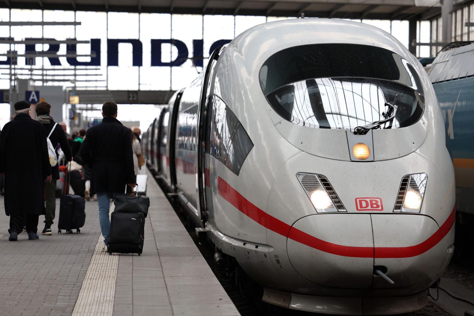 Los seleccionados son Cadence, en el que están incluidas las empresas SNC-Lavalin (Canadá) y Systra (Francia), Intercity Rail Developers, del que forma parte la británica First Rail, y QConnexiON Rail Partners, que tiene entre sus socios a los ferrocarriles alemanes, Deutsche Bahn. Fotografía de archivo. EFE/EPA/ANNA SZILAGYI