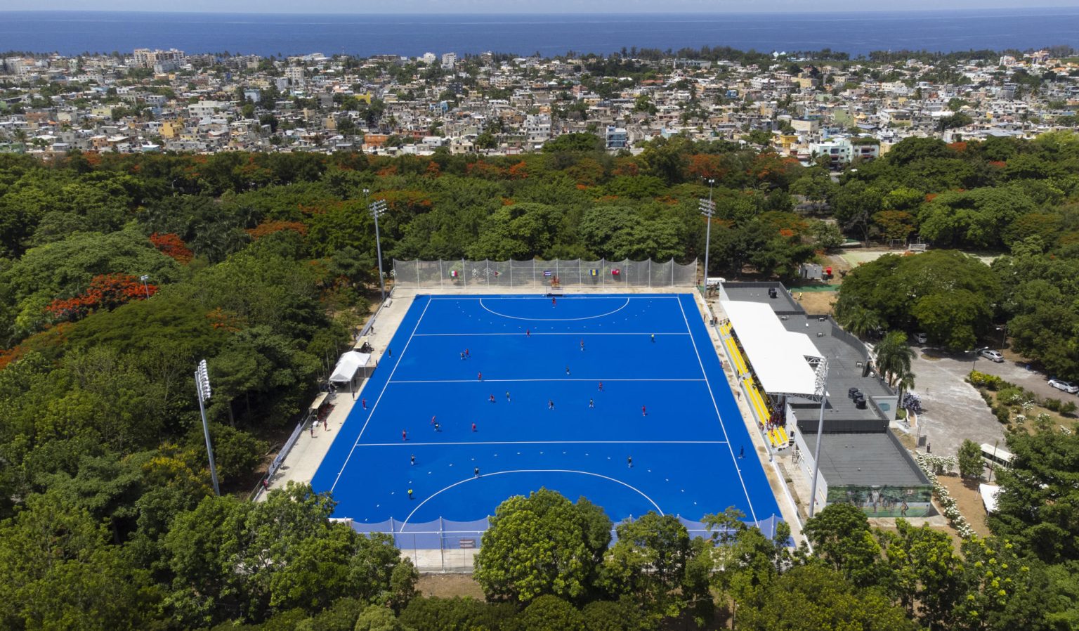 Fotografía área tomada el pasado 27 de junio en la que se registró el partido de Cuba y México, durante la ronda preliminar del hockey femenino de los Juegos Centroamericanos y del Caribe, en Santo Domingo (República Dominicana). EFE/Orlando Barría