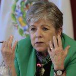 La canciller mexicana, Alicia  Bárcena, habla hoy durante una conversación con la prensa en Ciudad de México (México). EFE/José Méndez