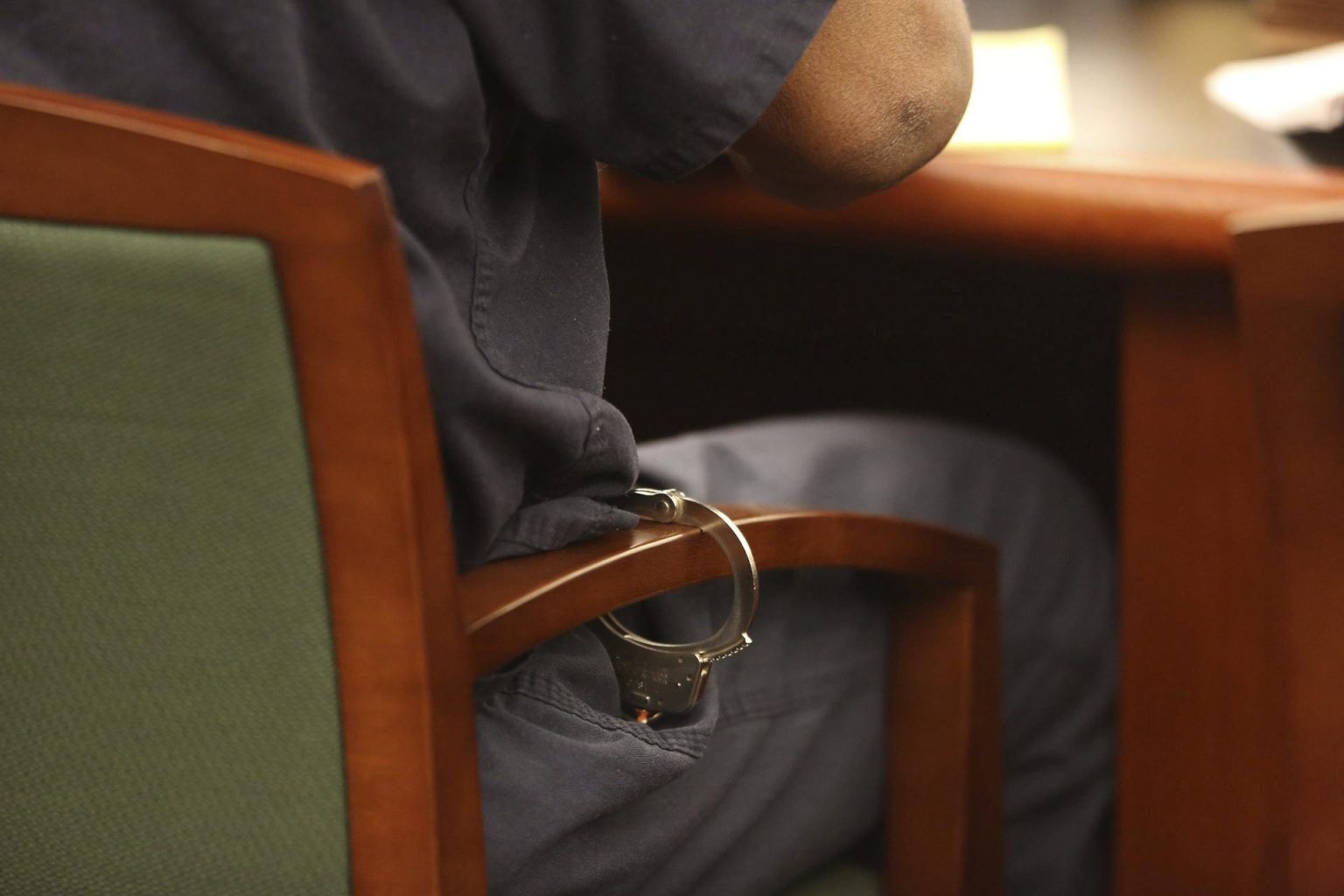 Fotografía de archivo de un hombre detenido y esposado a una silla. EFE/Jeff Scheid