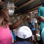 Personas buscan alimentos en una calle de Delmas, en Puerto Príncipe (Haití. Imagen de archivo. EFE/ Johnson Sabin