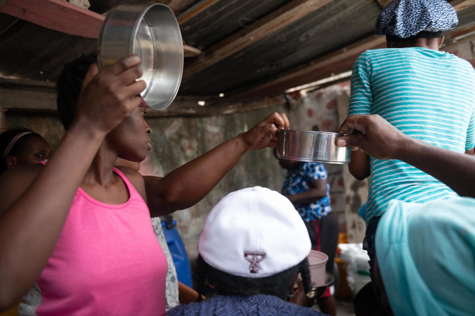 Personas buscan alimentos en una calle de Delmas, en Puerto Príncipe (Haití. Imagen de archivo. EFE/ Johnson Sabin