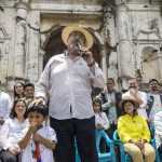 El candidato progresista del partido Movimiento Semilla, Bernardo Arévalo, celebra un mitin con sus seguidores en el municipio de Santa María de Jesús (Guatemala). EFE/Esteban Biba