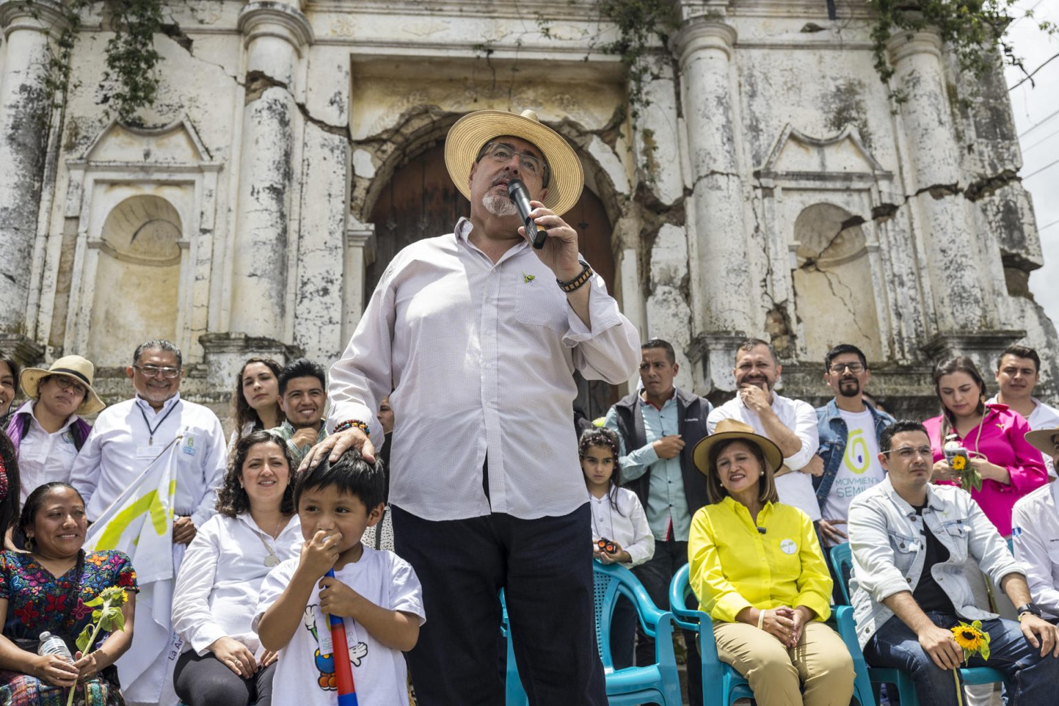 El candidato progresista del partido Movimiento Semilla, Bernardo Arévalo, celebra un mitin con sus seguidores en el municipio de Santa María de Jesús (Guatemala). EFE/Esteban Biba