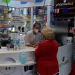 Fotografía de archivo de una vecina del distrito del Puente de Vallecas mientras compra en una farmacia en la Avenida de la Albufera, en Madrid (España). EFE/ Victor Lerena