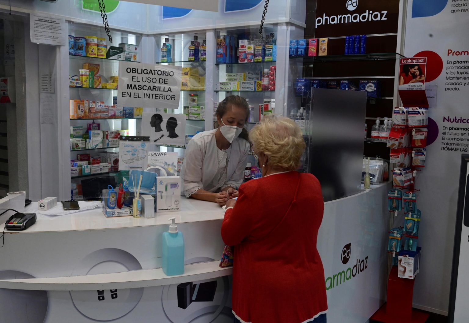 Fotografía de archivo de una vecina del distrito del Puente de Vallecas mientras compra en una farmacia en la Avenida de la Albufera, en Madrid (España). EFE/ Victor Lerena