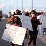 Cientos de mujeres sostienen pancartas en el puente Teodoro Moscoso durante una protesta contra el asesinato de la joven Keishla Rodríguez, en San Juan (Puerto Rico). Imagen de archivo. EFE/Thais LLorca