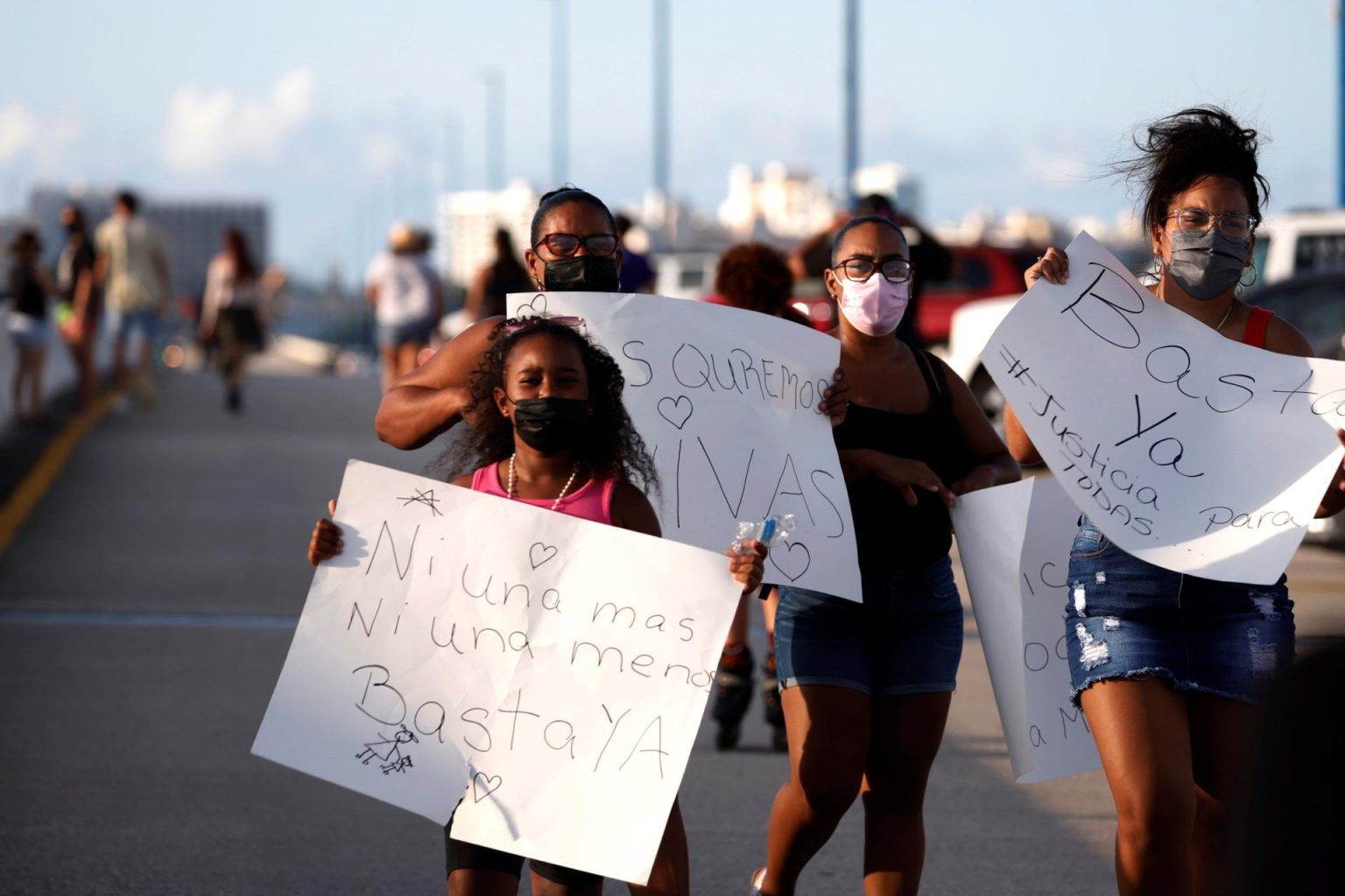 Cientos de mujeres sostienen pancartas en el puente Teodoro Moscoso durante una protesta contra el asesinato de la joven Keishla Rodríguez, en San Juan (Puerto Rico). Imagen de archivo. EFE/Thais LLorca