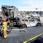 Rescatistas trabajan en la zona donde ocurrió un accidente entre un camión de carga y autos particulares. Imagen de archivo. EFE/ Madla Hartz