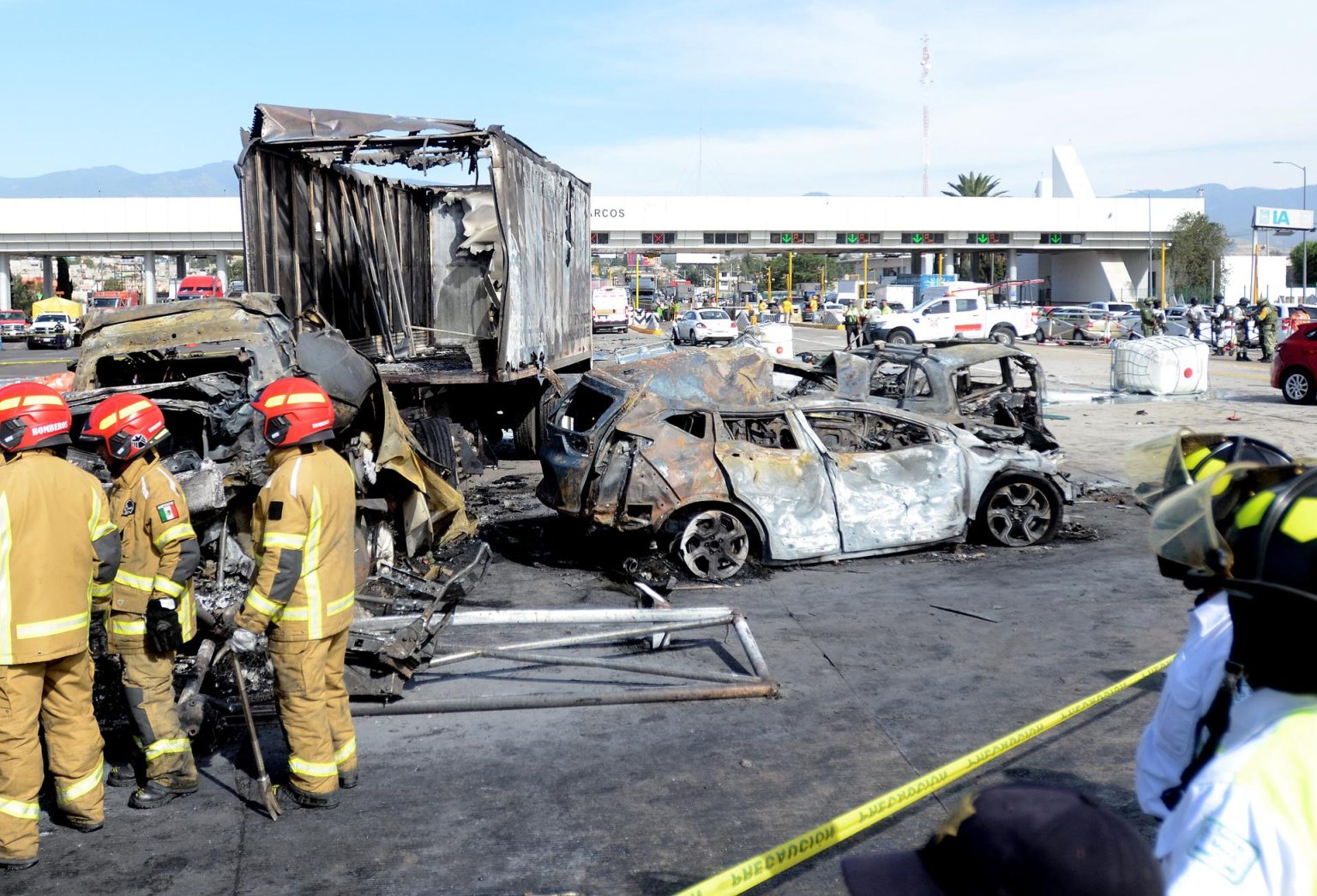 Rescatistas trabajan en la zona donde ocurrió un accidente entre un camión de carga y autos particulares. Imagen de archivo. EFE/ Madla Hartz