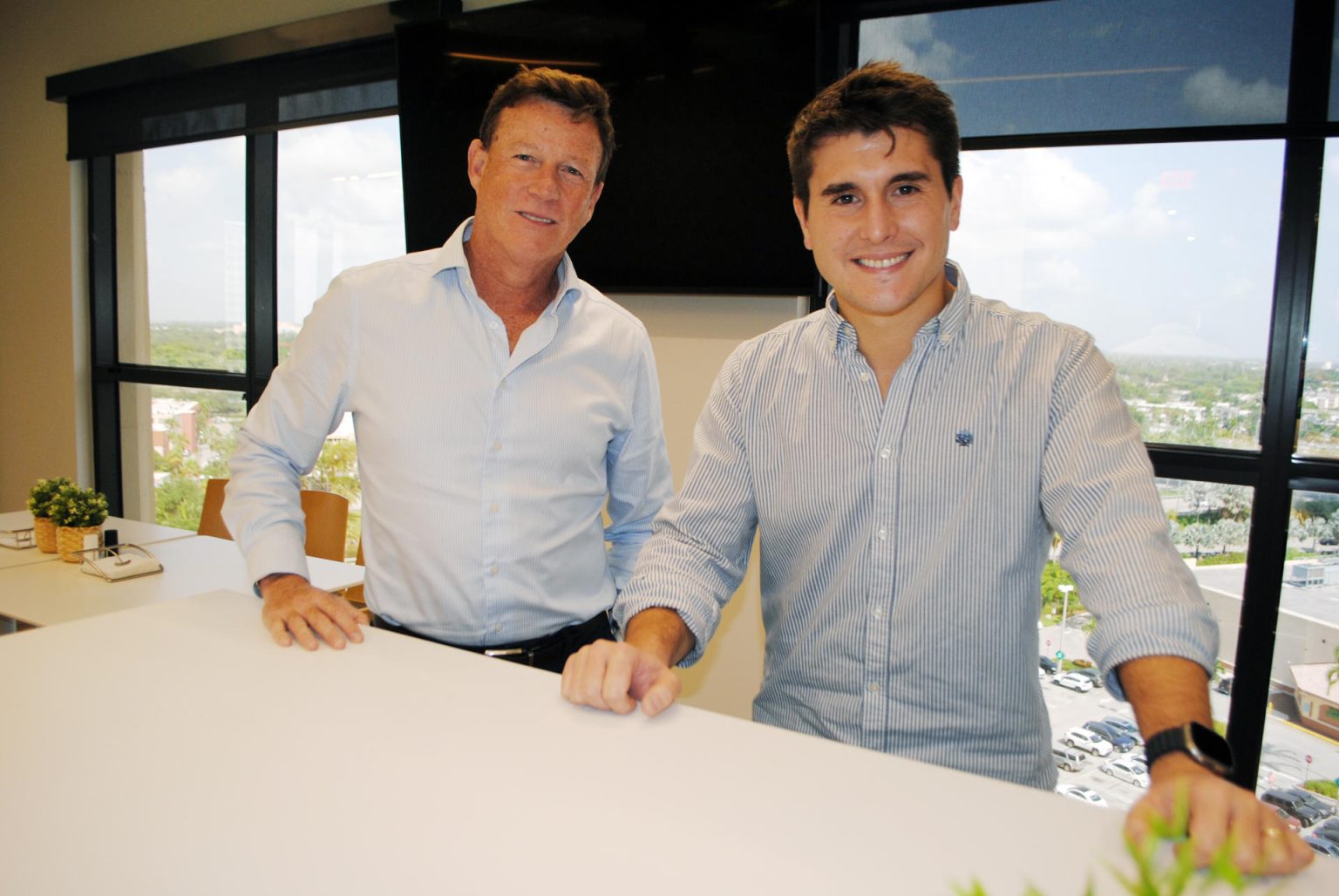 José María Iruretagoyena (d), cofundador y jefe de fintech de la compañía HealthAtom y Marcos Gunn, vicepresidente de Chubb Group y presidente de Chubb en América Latina, posan el 25 de julio de 2023, en Miami (Estados Unidos). EFE/Antoni Belchi