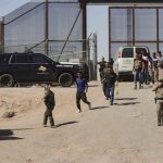 Fotografía de archivo de migrantes detenidos que son llevados por miembros de la Patrulla Fronteriza estadounidense a un vehículo, junto al muro fronterizo en El Paso, Texas (EE.UU). EFE/ Jonathan Fernández