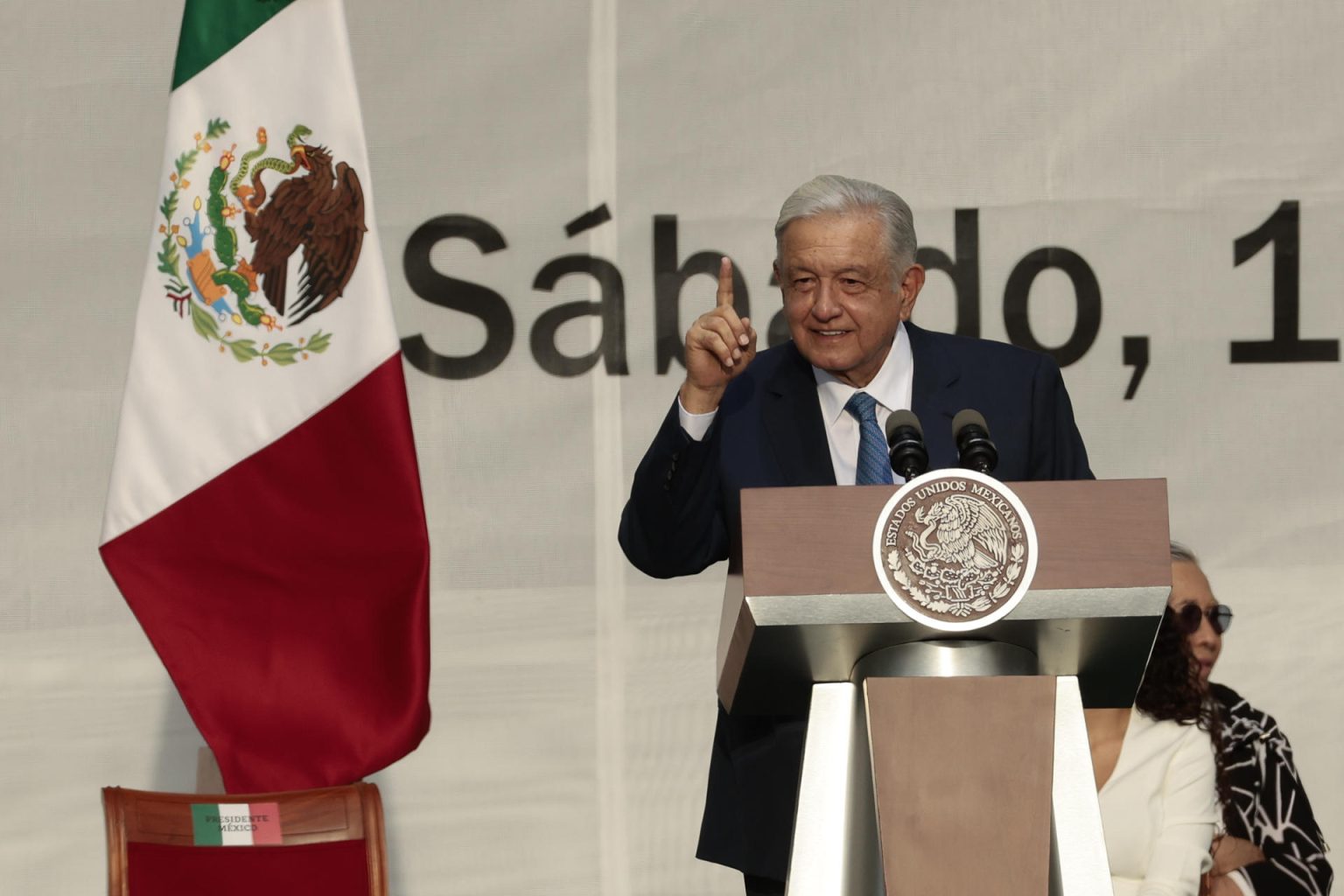 El presidente de México, Andrés Manuel López Obrador, fue registrado este sábado, 1 de julio, durante la celebración del quinto aniversario de su victoria en los comicios de 2018, en el Zócalo de la Ciudad de México (México). EFE/José Méndez