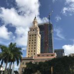 Fotografía de archivo fechada el 26 de julio de 2021 que muestra la Torre de la Libertad, un edificio de 78 metros inspirado en la Giralda de Sevilla (España) y situado en pleno centro de Miami, Florida (EEUU). EFE/ Ana Mengotti