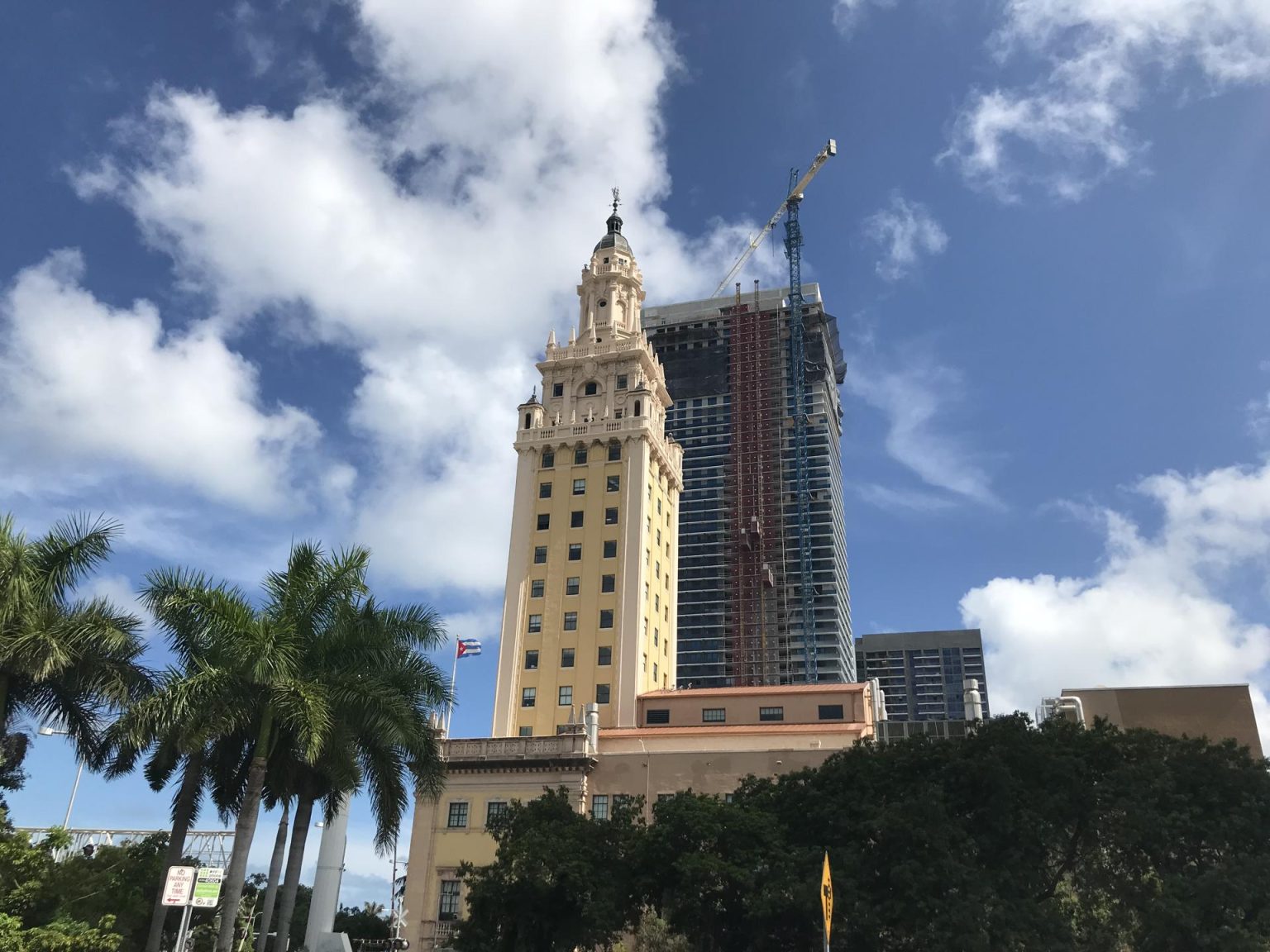 Fotografía de archivo fechada el 26 de julio de 2021 que muestra la Torre de la Libertad, un edificio de 78 metros inspirado en la Giralda de Sevilla (España) y situado en pleno centro de Miami, Florida (EEUU). EFE/ Ana Mengotti