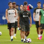 El entrenador del FC Barcelona, Xavi Hernández (c), y los jugadores Sergiño Dest (d) y Sergi Roberto (2-i), durante el primer entrenamiento de pretemporada del equipo blaugrana, el 12 de julio de 2023.. EFE/Enric Fontcuberta