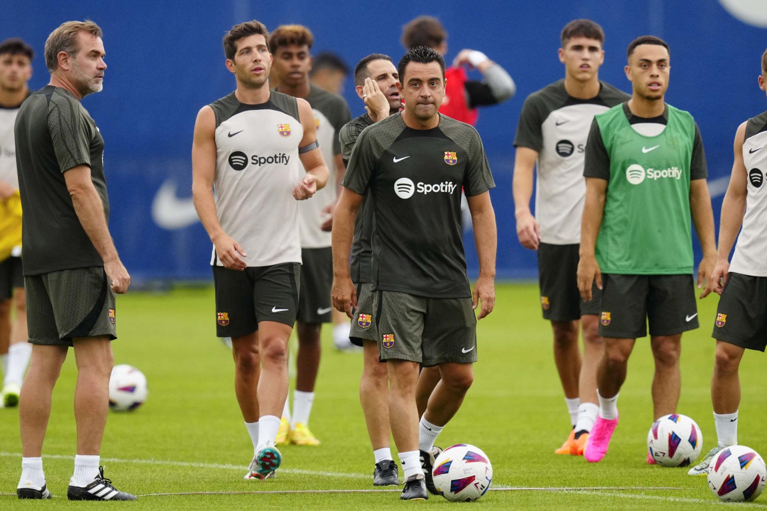 El entrenador del FC Barcelona, Xavi Hernández (c), y los jugadores Sergiño Dest (d) y Sergi Roberto (2-i), durante el primer entrenamiento de pretemporada del equipo blaugrana, el 12 de julio de 2023.. EFE/Enric Fontcuberta