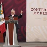 El presidente de México, Andrés Manuel López, habla durante una rueda de prensa hoy en el Palacio Nacional de Ciudad de México (México). EFE/ José Méndez