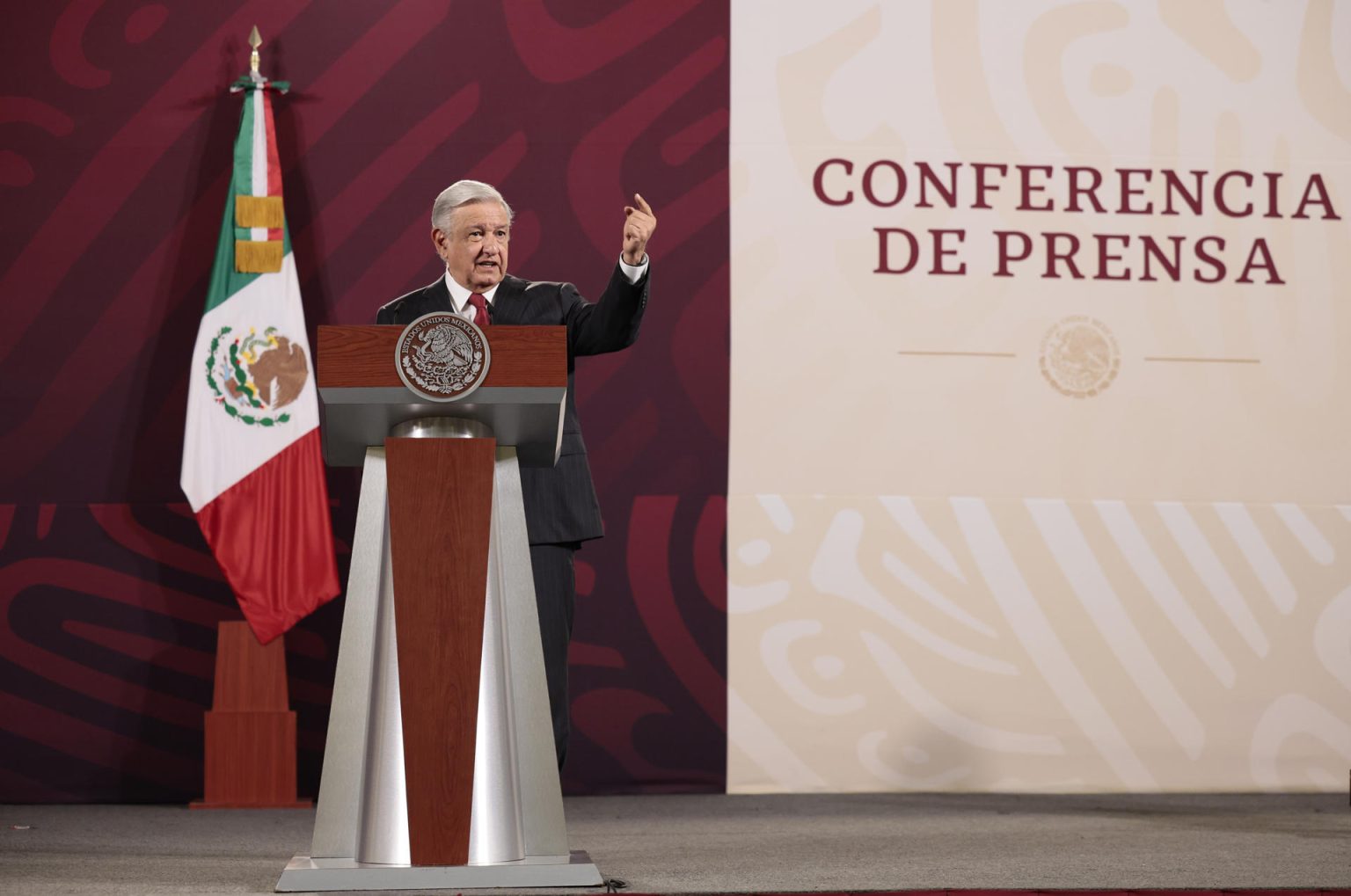 El presidente de México, Andrés Manuel López, habla durante una rueda de prensa hoy en el Palacio Nacional de Ciudad de México (México). EFE/ José Méndez