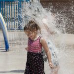 Fotografía de archivo de varios niños disfrutan de los chorros de agua en el parque Brandi Fenton de Tucson, Arizona. EFE/Gary M. Williams