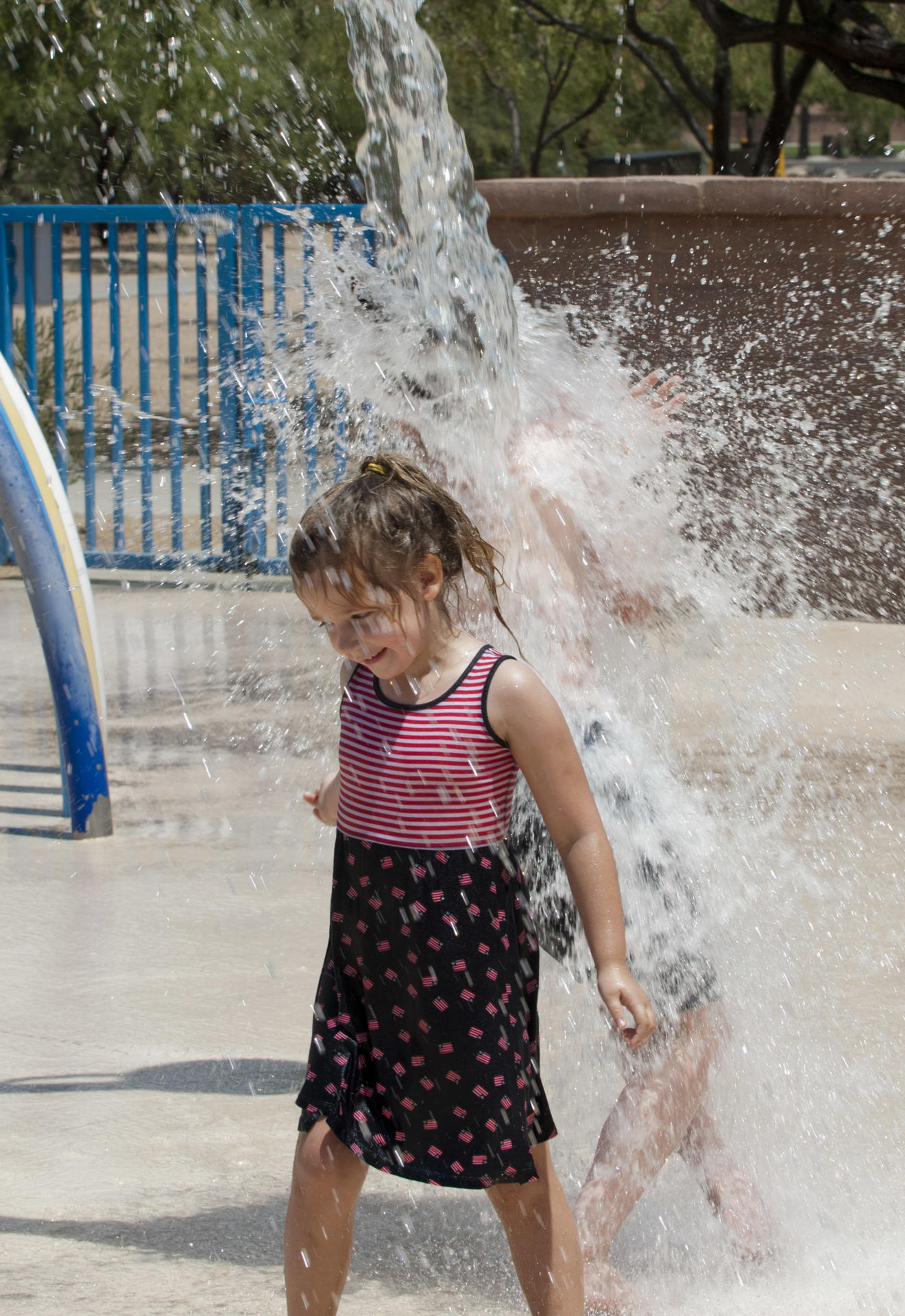 Fotografía de archivo de varios niños disfrutan de los chorros de agua en el parque Brandi Fenton de Tucson, Arizona. EFE/Gary M. Williams